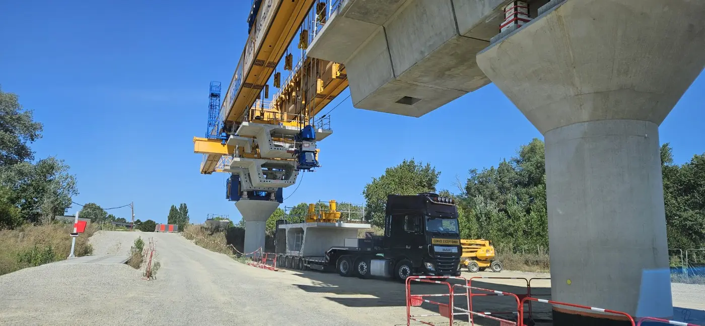 Ensemble BTB en transport exceptionnel sur un chantier d’infrastructure