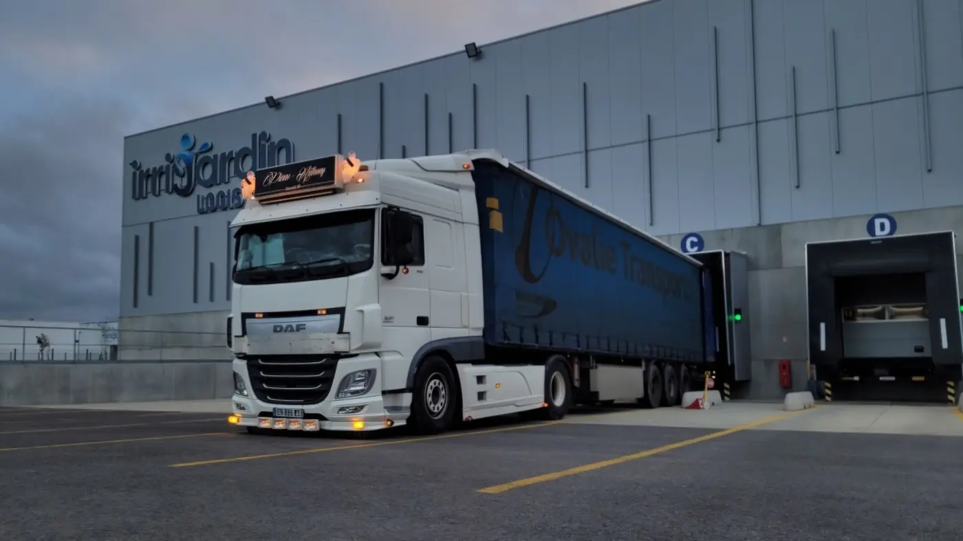 Ensemble routier BTB en tautliner sur un site logistique